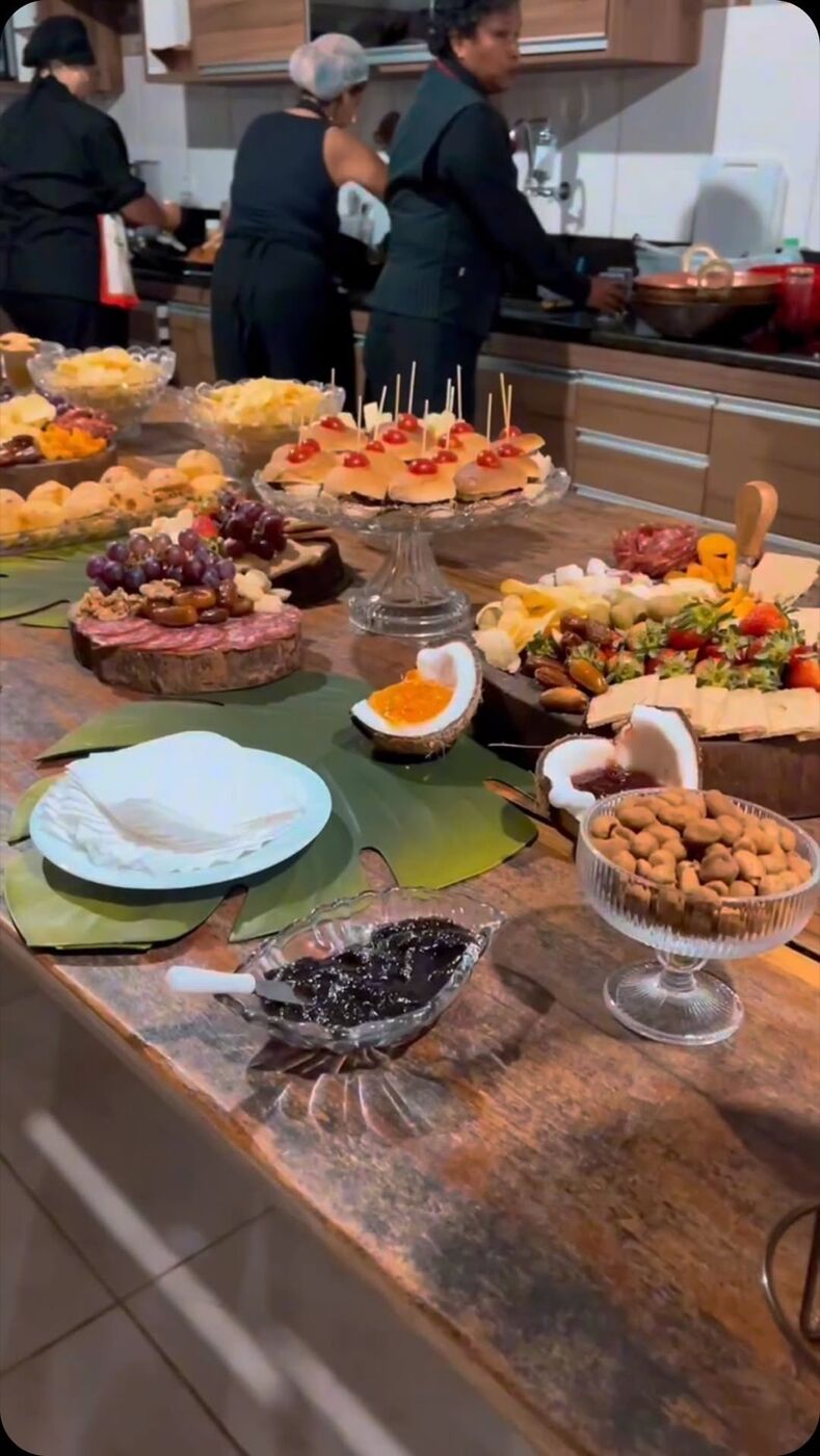 Mesa de coffee break com potinhos de frutas