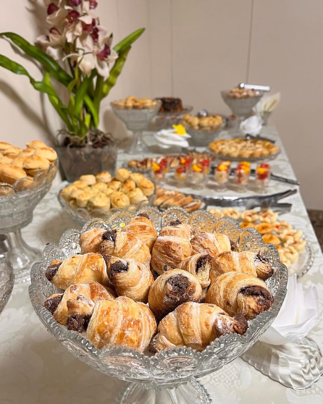 Mesa de doces e salgados montada em evento