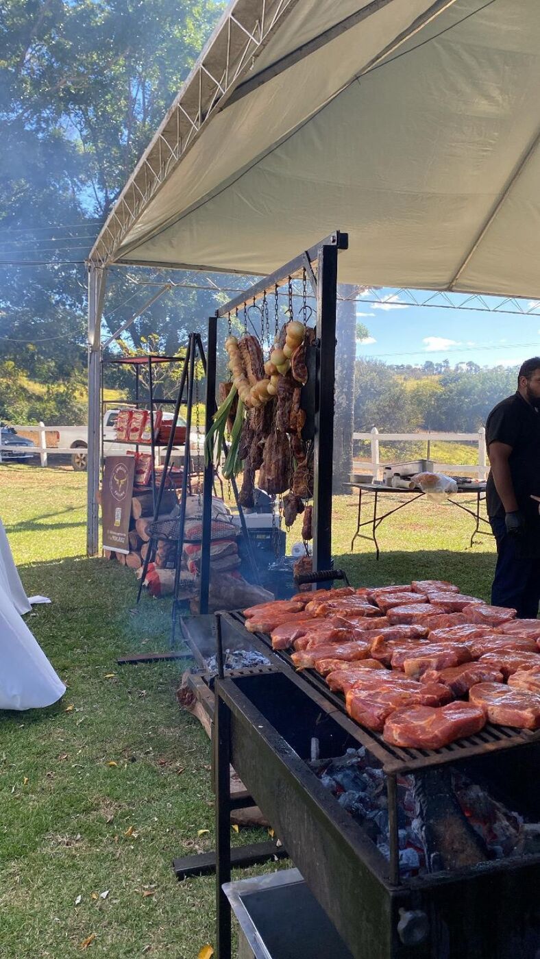 Equipe finalizando a mesa antes do evento começar
