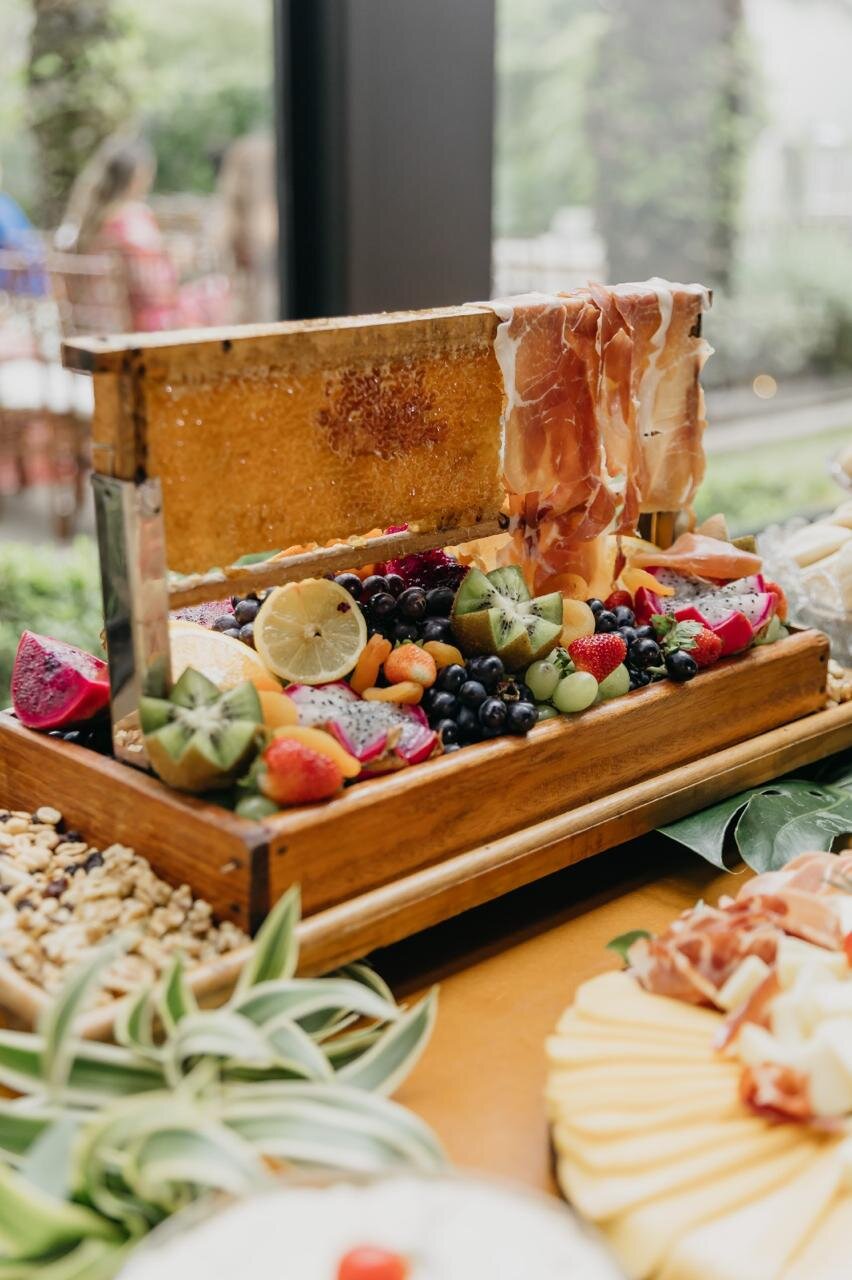 Favo de mel com presunto parma e frutas frescas na mesa de frios