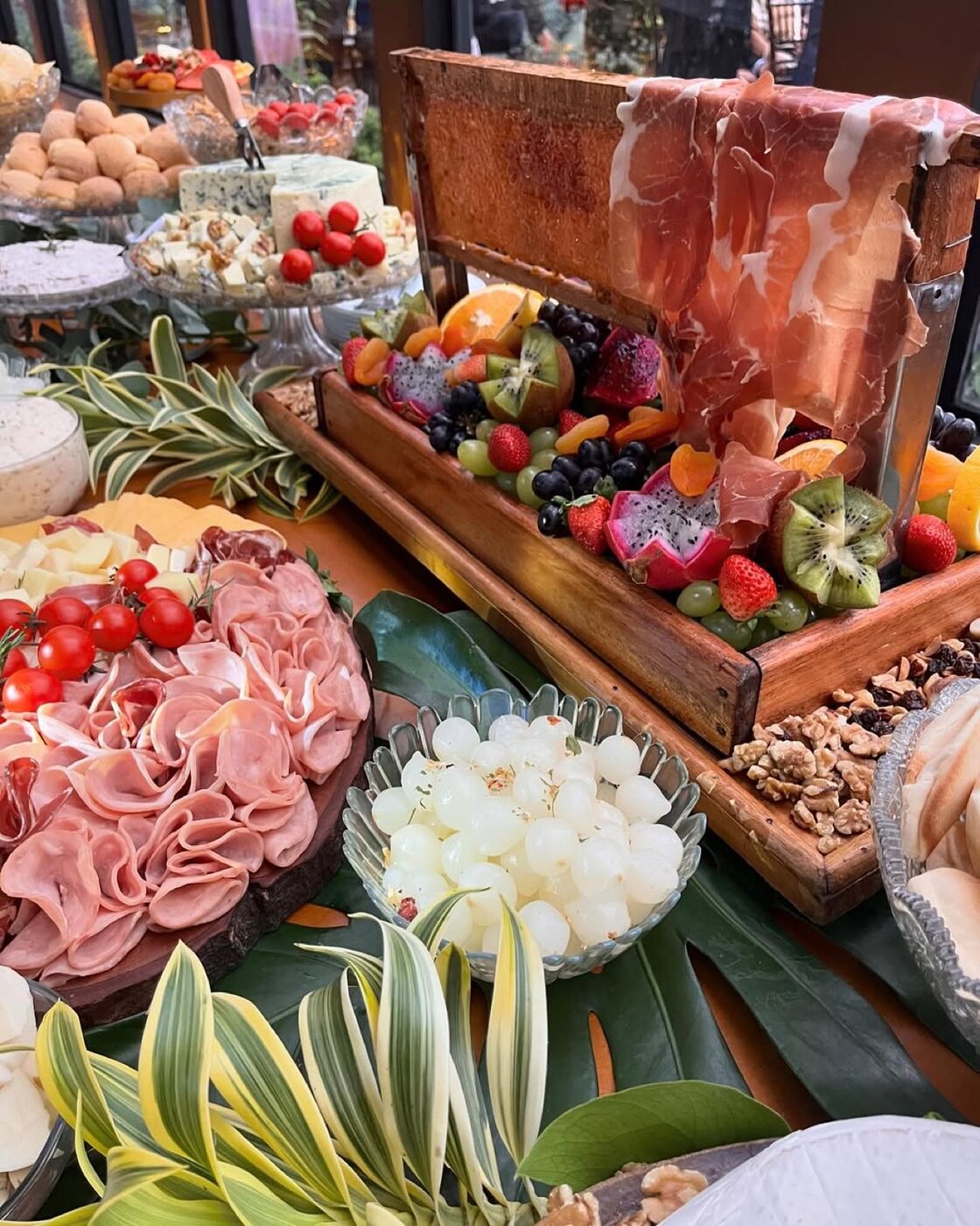 Mesa de frios com embutidos, queijos e frutas